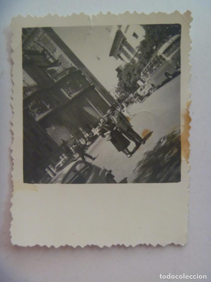 Fotograf&iacute;a antigua: FOTO DE PAREJA ANTE LA CATEDRAL DE SEVILLA, AUTOBUS, SEAT 600 , ETC. DIFICIL ENCUADRE