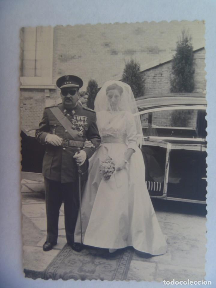 Fotograf&iacute;a antigua: FOTO DE BODA : NOVIA Y PADRINO MILITAR, CAPITAN MUY CONDECORADO VETERANO GUERRA CIVIL, COCHE, 1959