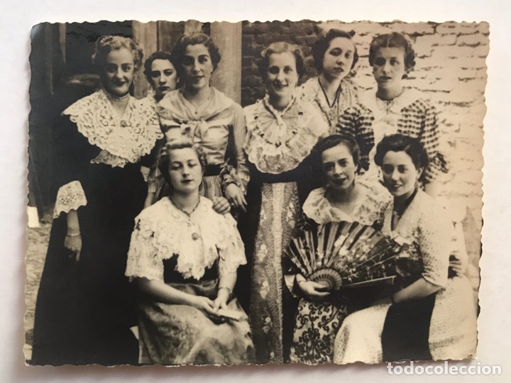 Alte Fotografie: CASTELL&Oacute;N, Fotograf&iacute;a antigua. Grupo de bellas Se&ntilde;oritas con el traje t&iacute;pico de Castellonera