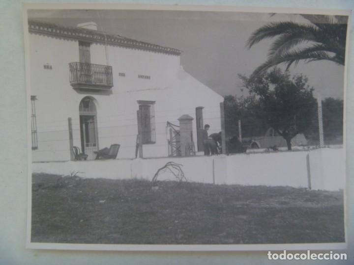 Fotograf&iacute;a antigua: FOTO DE UN CORTIJO , AL FONDO UN COCHE DE EPOCA CITROEN DOS CABALLOS