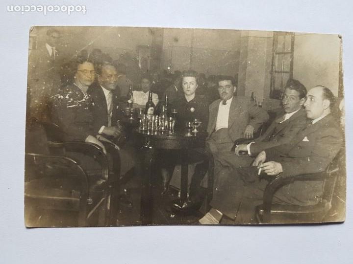 Fotografia antiga: PERSONAS BEBIENDO EN EL BAR. PEOPLE DRINKING, PEOPLE DRINKING