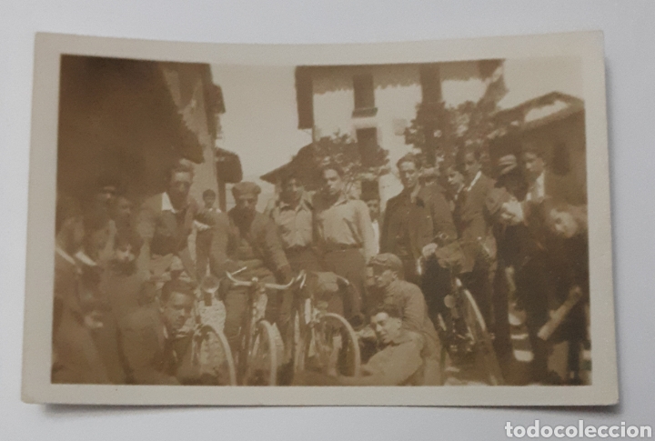 Fotograf&iacute;a antigua: CICLISMO. Foto de grupo con ciclistas. A&ntilde;os 40s.
