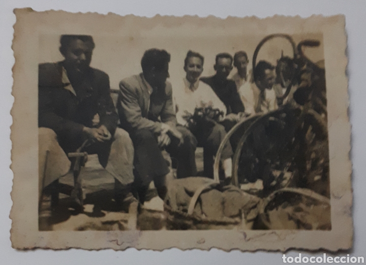Fotograf&iacute;a antigua: CICLISMO. Grupo en ambiente ciclista. A&ntilde;os 40s.