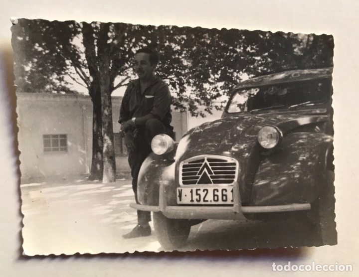 Fotograf&iacute;a antigua: COCHES. CITROEN DYANE 6, Furgoneta. Fotograf&iacute;a Or&iacute;ginal, Orgulloso de su coche (h.1970?)