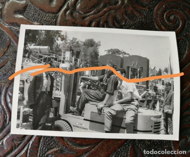 Fotografia antica: Fotograf&iacute;a antigua. maquinaria industrial y obras p&uacute;blicas. Stand feria de muestras. foto a&ntilde;os 60