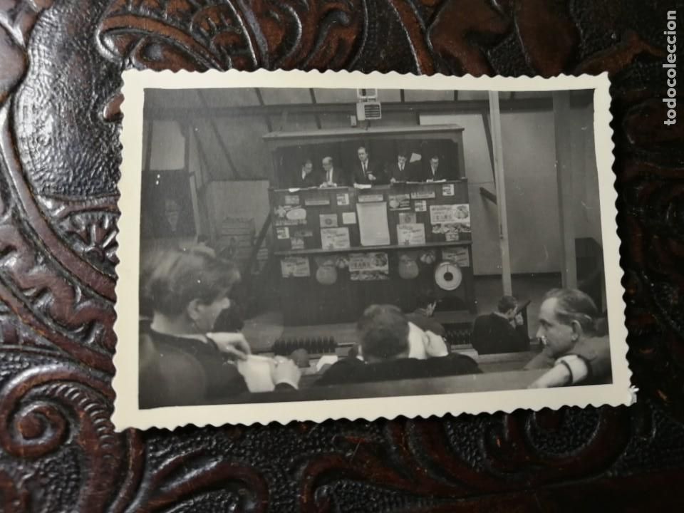 Fotograf&iacute;a antigua: Fotograf&iacute;a antigua. Stand feria de muestras. foto a&ntilde;os 60