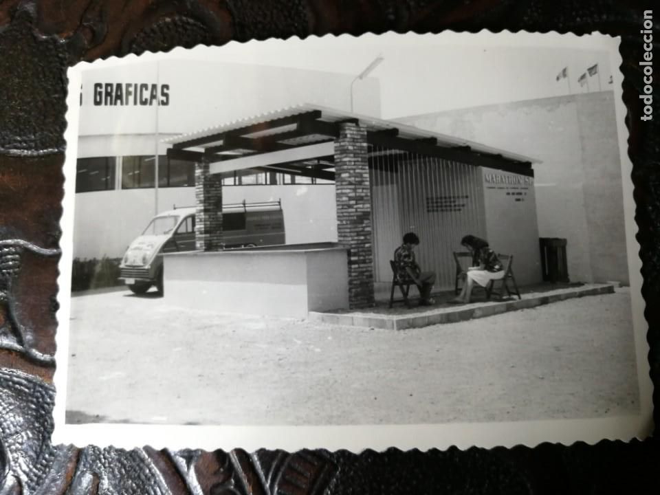 Alte Fotografie: Fotograf&iacute;a antigua. Stand feria de muestras. foto a&ntilde;os 60