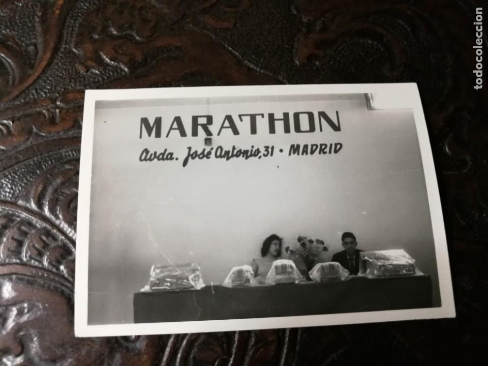 Fotograf&iacute;a antigua: Fotograf&iacute;a antigua. Stand feria de muestras. foto a&ntilde;os 60