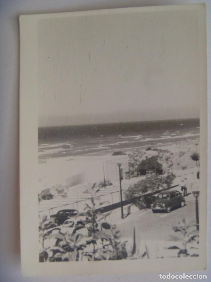 Fotograf&iacute;a antigua: FOTO DE UN SEAT 600 APARCADO EN UN PASEO MARITIMO, AL FONDO LA PLAYA, 1971