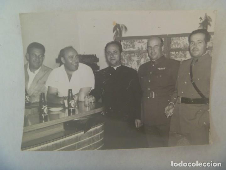 Fotograf&iacute;a antigua: GUARDIA CIVIL : FOTO DE GUARDIAS, CURA Y AMIGOS EN UN BAR, BOTELLINES DE CERVEZA CRUZCAMPO, 1967