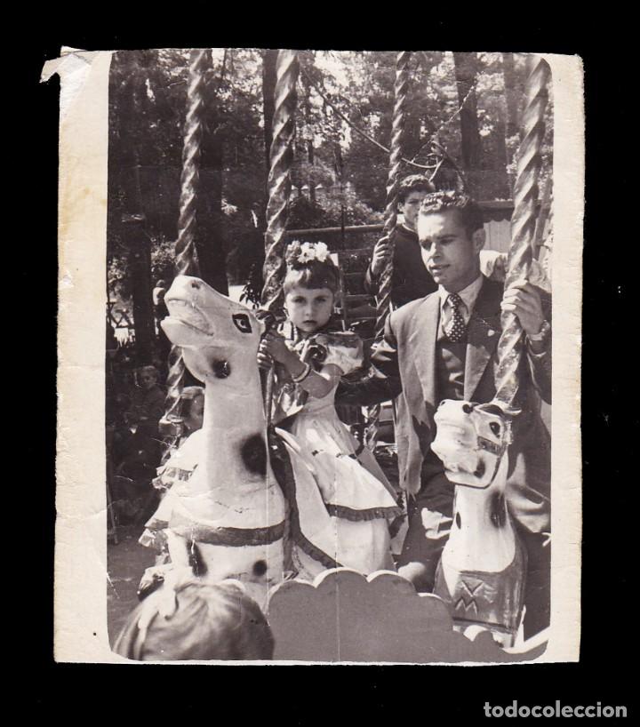 Fotograf&iacute;a antigua: *** ANTIGUA FOTO DE NI&Ntilde;A Y PADRE EN CABALLITOS DE CARRUSEL O TIOVIVO ***