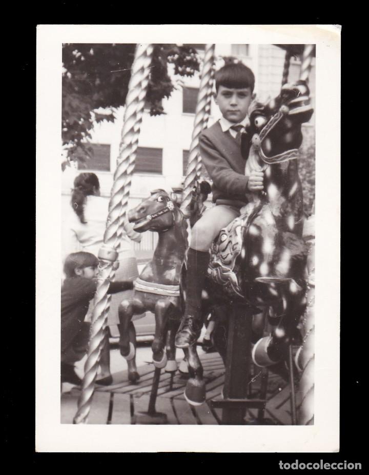 Fotograf&iacute;a antigua: *** ANTIGUA FOTO DE NI&Ntilde;A Y PADRE EN CABALLITOS DE CARRUSEL O TIOVIVO ***