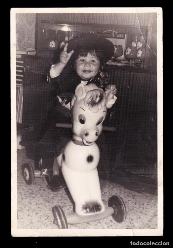 Fotograf&iacute;a antigua: *** ANTIGUA FOTO DE NI&Ntilde;O EN CABALLITO DE JUGUETE VESTIDO DE CORTO. A&Ntilde;OS 60. GRAN FORMATO ***