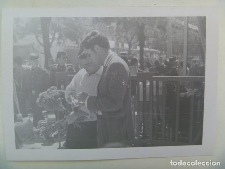 Fotografia antiga: FOTO DE FERIA: SE&Ntilde;OR COMPRANDO CLAVELES A UN VENDEDOR AMBULANTE