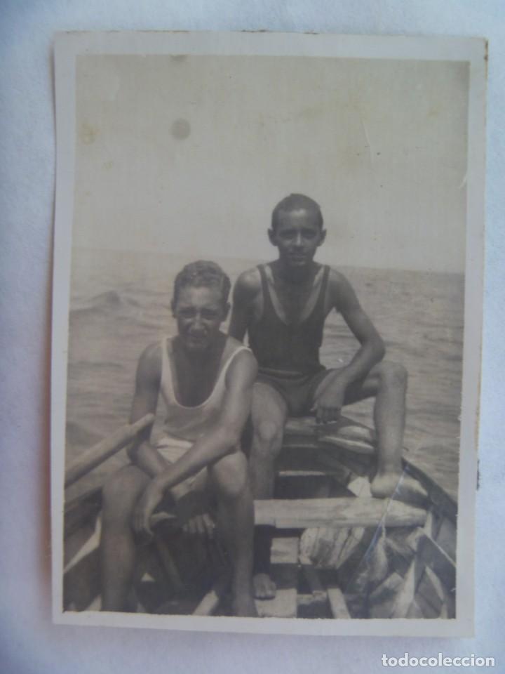 Fotografia antica: FOTO DE DOS CHICOS CON BA&Ntilde;ADOR DE TIRANTAS EN UNA BARCA EN EL MAR. A&Ntilde;OS 30