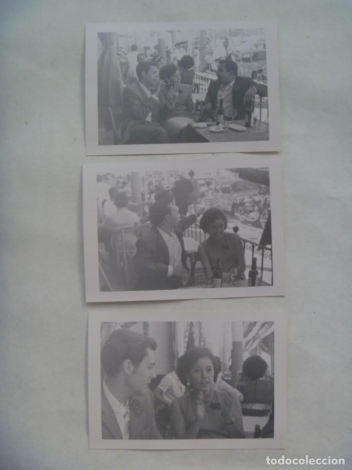 Fotograf&iacute;a antigua: FOTO DE FERIA : LOTE DE 3 FOTOS DE AMIGOS EN LA CASETA. COCHES APARCADOS : SEAT 600, MOTO, ETC