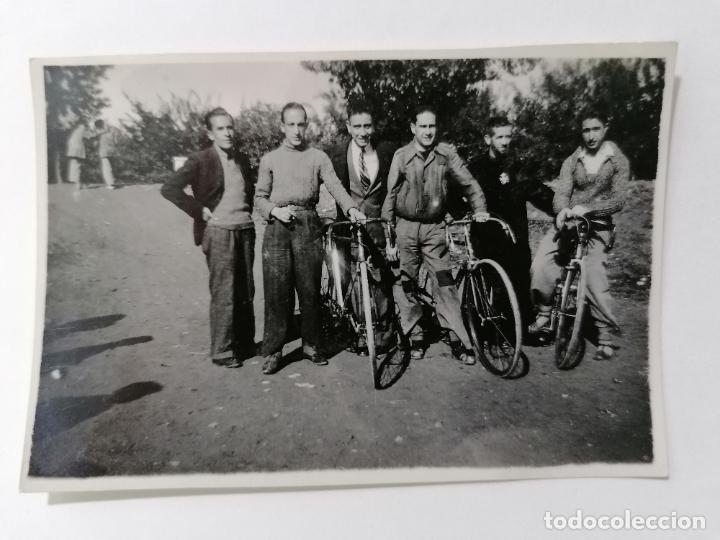 Fotograf&iacute;a antigua: ANTIGUA FOTOGRAFIA, GRUPO DE AMIGOS CON BICICLETAS, A&Ntilde;OS 40