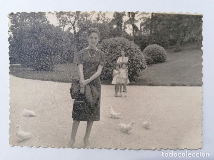 Fotograf&iacute;a antigua: ANTIGUA FOTOGRAFIA, SE&Ntilde;ORITA POSANDO EN EL PARQUE, A&Ntilde;OS 50