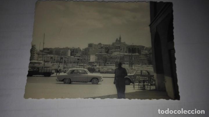 Fotograf&iacute;a antigua: FOTO DE HOMBRE Y DETRAS PUERTO Y PUEBLO, COCHES DE EPOCA: CAMION , CITROEN, ETC