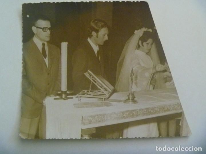 Fotograf&iacute;a antigua: FOTO DE BODA , NOVIOS EN ALTAR Y PADRINO , LA MADRINA HA SIDO AMPUTADA