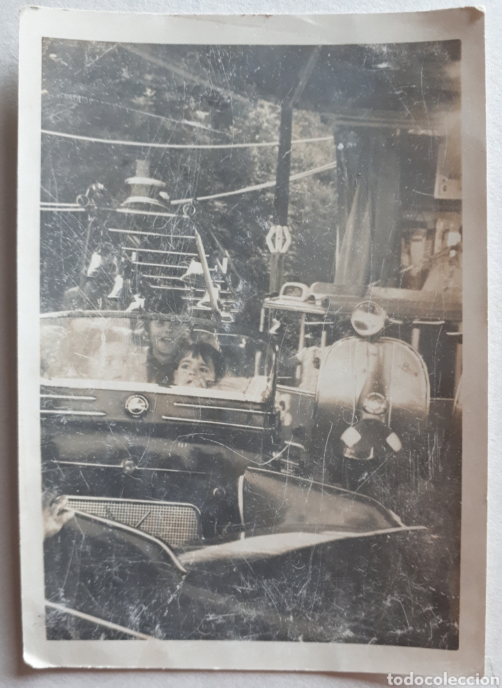 Fotograf&iacute;a antigua: Foto de ni&ntilde;os montados en un PEGASO del TIOVIVO.