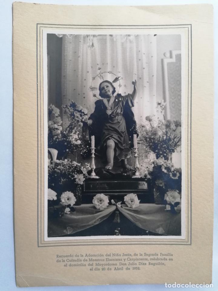 Fotograf&iacute;a antigua: FOTOGRAFIA RECUERDO DE LA ADORACION DEL NI&Ntilde;O JESUS, DE LA SAGRADA FAMILIA DE MAESTROS EBANISTAS