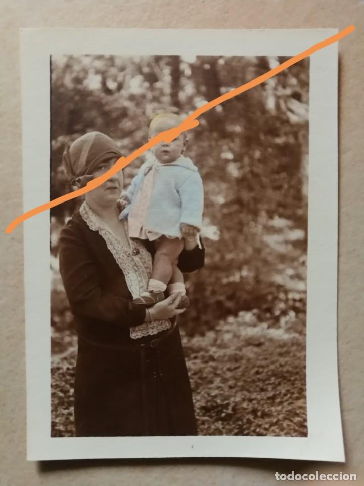 Photographie ancienne: Fotograf&iacute;a antigua coloreada. ni&ntilde;a y se&ntilde;orita. Burgues&iacute;a espa&ntilde;ola.. foto a&ntilde;os 20.