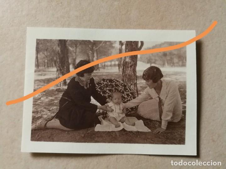 Alte Fotografie: Fotograf&iacute;a antigua. Se&ntilde;oritas junto al paraguas. Burgues&iacute;a espa&ntilde;ola. foto a&ntilde;os 20.
