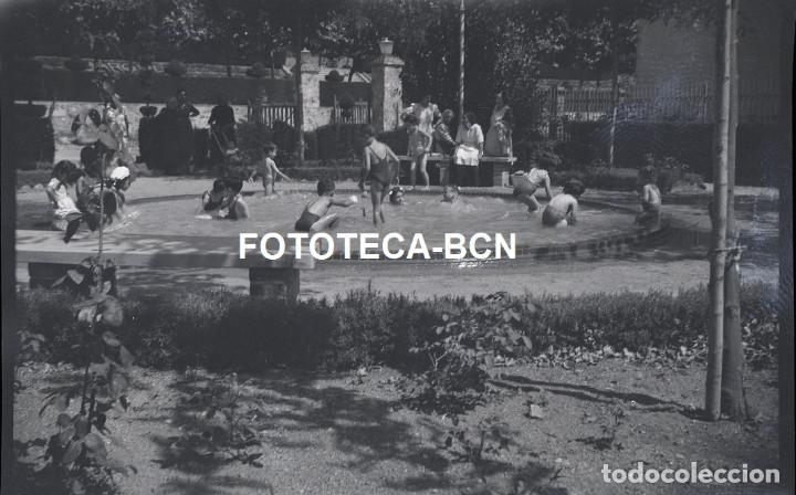 Photographie ancienne: NEGATIVO ACETATO NI&Ntilde;OS BA&Ntilde;ANDOSE EN FUENTE CATALUNYA A&Ntilde;OS 40/50