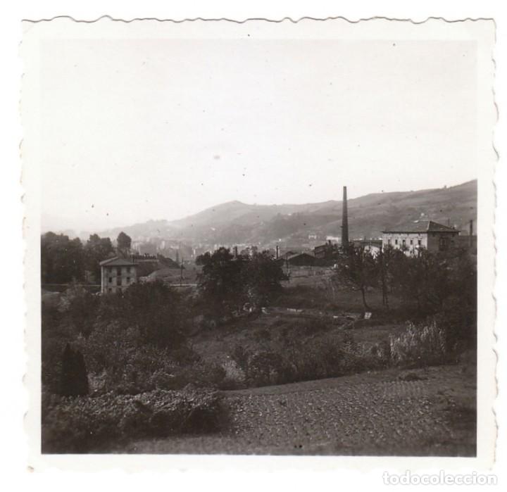 Fotograf&iacute;a antigua: Preciosa foto. Paisaje monta&ntilde;oso. F&aacute;bricas con altas chimeneas. Asturias? A&ntilde;os 50 sb