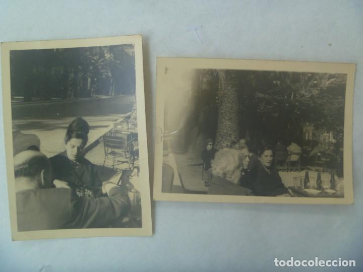 Fotograf&iacute;a antigua: LOTE DE 2 FOTOS DE MUJER TOMANDO CERVEZA CRUZCAMPO EN LA TERRAZA DE UN BAR, 1964