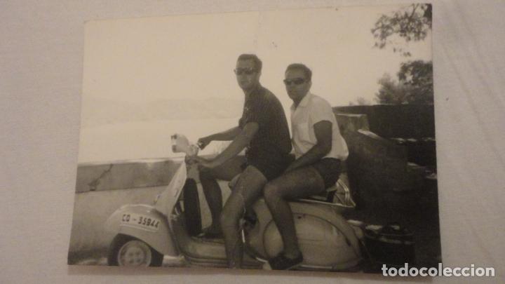 Fotograf&iacute;a antigua: ANTIGUA FOTOGRAFIA.CHICOS EN BA&Ntilde;ADOR.VESPA.COSTA DEL SOL.1964