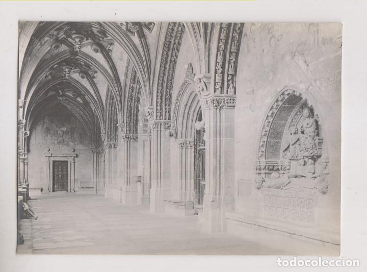 Photographie ancienne: FOTOGRAF&Iacute;A. CATEDRAL DE LE&Oacute;N. EL CLAUSTRO. TH&Eacute;ODORE L'HUILLIER. ENTRE 1905 Y 1907. 11 X 8 CM.