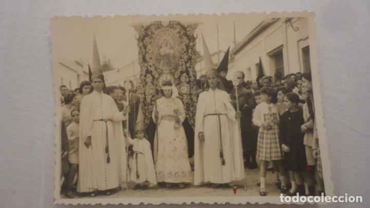 Fotograf&iacute;a antigua: ANTIGUA FOTOGRAFIA.PROCESION VIRGEN ESTANDARTE.NAZARENOS.CASTILLEJA DE CUESTA.SEVILLA.FOTO CHAVES.