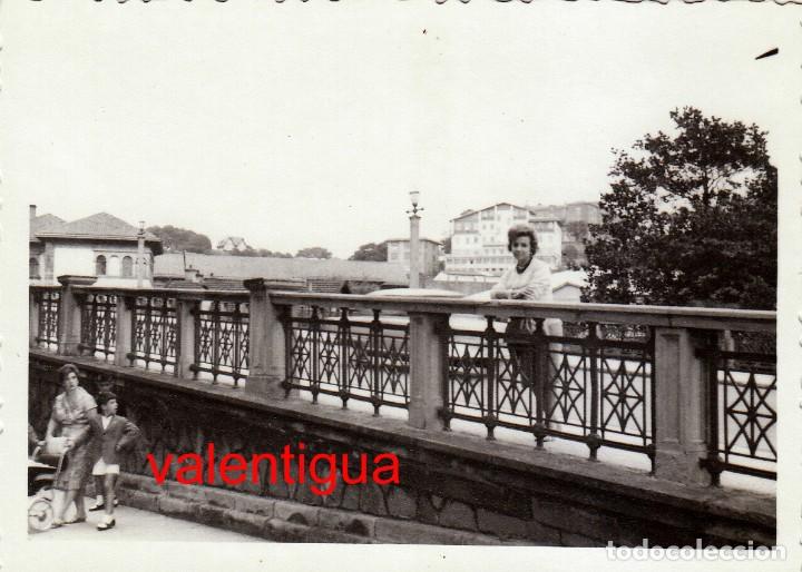 Fotograf&iacute;a antigua: Preciosa fotograf&iacute;a. Puente, pasarela. Paisaje Pais Vasco. 60s sb