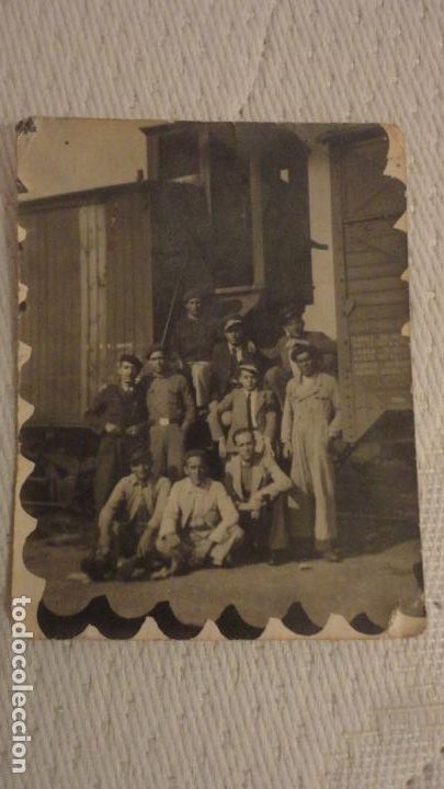Fotograf&iacute;a antigua: ANTIGUA FOTOGRAFIA.GRUPO SE&Ntilde;ORES JUNTO A TREN.FERROCARRIL.ECIJA? A&Ntilde;OS 40?