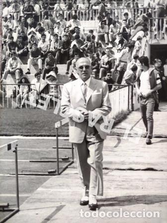 Fotografia antica: ANTIGUA FOTOGRAFIA - ENRIQUE BESCOS MAMBRONA - ENTRENADOR DE FUTBOL - ENTRANDO AL CAMPO -