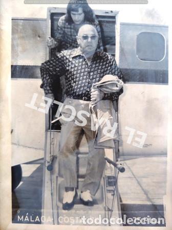 Fotografia antica: ANTIGUA FOTOGRAFIA - ENRIQUE BESCOS MAMBRONA - ENTRENADOR DE FUTBOL - LLEGADA AL AEROPUERTO -