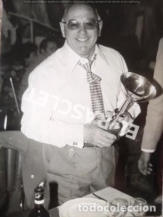 Fotografia antica: ANTIGUA FOTOGRAFIA - ENRIQUE BESCOS MAMBRONA - ENTRENADOR DE FUTBOL - SOSTENIENDO LA COPA -