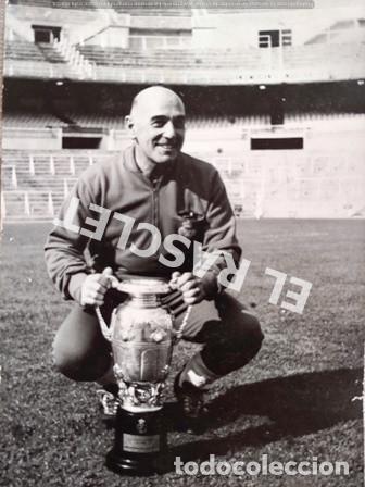 Fotografia antica: ANTIGUA FOTOGRAFIA - ENRIQUE BESCOS MAMBRONA - ENTRENADOR DE FUTBOL - SOSTENIENDO LA COPA -