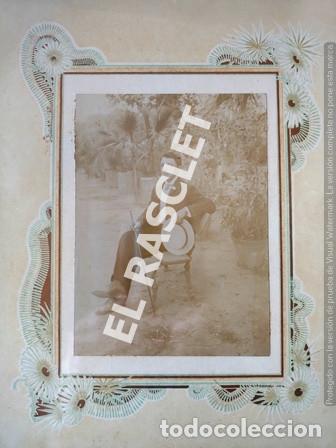 Fotografia antica: ANTIGUA FOTOGRAFIA ANTIGUA - ENMARCA SOBRE CARTON CON DIBUJOS A COLOR - PRINCIPIO SIGLO XIX --