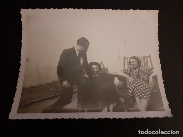 Fotografia antiga: MUJERES Y HOMBRE DESCANSANDO EN JARDIN ANTIGUA FOTOGRAFIA