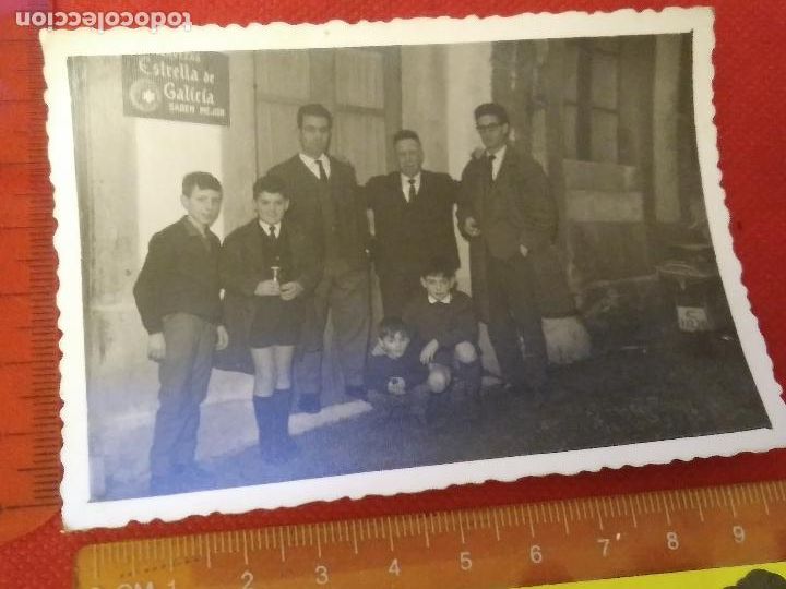 Fotograf&iacute;a antigua: Fotograf&iacute;a a&ntilde;os 40 50 con cartel cerveza Estrella de Galicia saben mejor