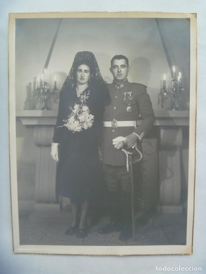 Fotograf&iacute;a antigua: GRAN FOTO BODA. ELLA CON PEINETA Y MANTILLA, &Eacute;L MILITAR BRIGADA ARTILLERIA CON SABLE.. 18,5 X 24,5