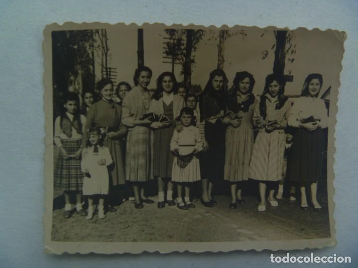 Fotograf&iacute;a antigua: FOTO DE CHICAS CON VELO Y MISAL . DETRA PONE TORREBANCA 1954