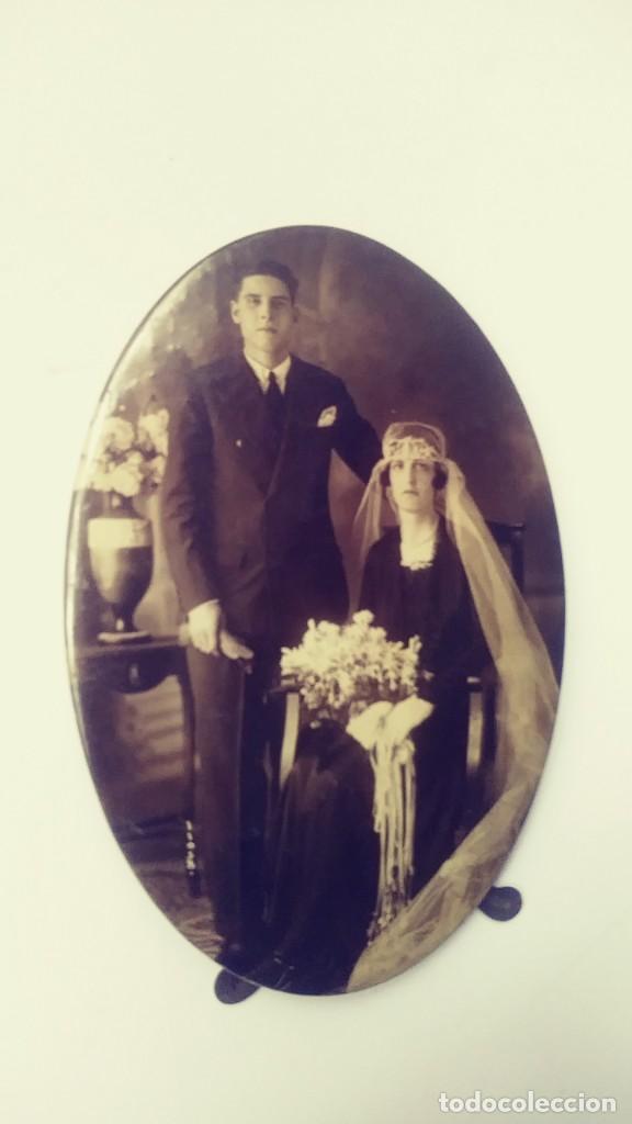 Fotograf&iacute;a antigua: antiguo marco de metal con foto ovalada