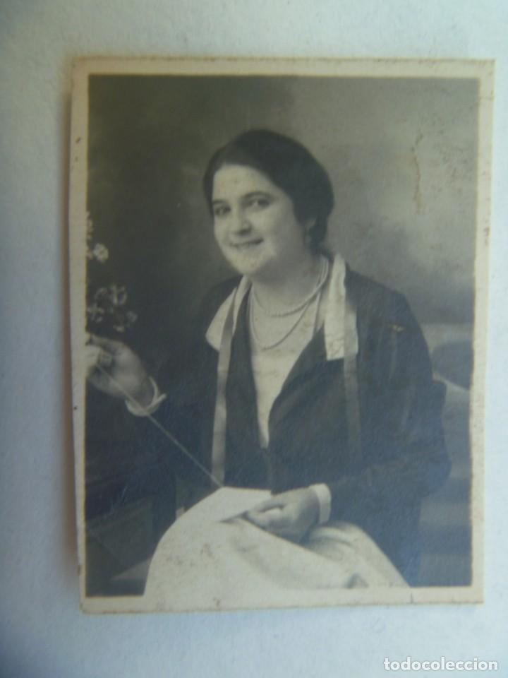 Fotograf&iacute;a antigua: PEQUE&Ntilde;A FOTO DE MUJER COSIENDO , A&Ntilde;OS 20