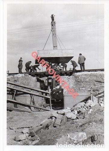 Fotograf&iacute;a antigua: ANTIGUA FOTOGRAFIA CONSTRUCCION PUENTE LINEA FERROVIARIA, FERROCARRIL, 90X128MM