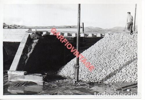 Fotograf&iacute;a antigua: ANTIGUA FOTOGRAFIA CONSTRUCCION PUENTE LINEA FERROVIARIA, FERROCARRIL, 90X128MM