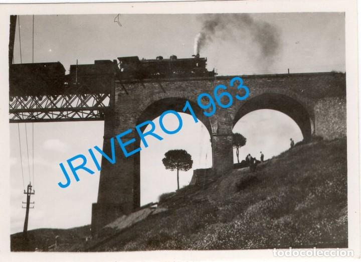 Fotograf&iacute;a antigua: 1946, FERROCARRIL POR PUENTE SOBRE EL HUEZNA,85X60 MM